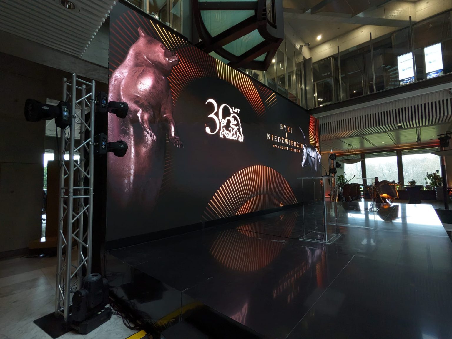 telebim LED z obudową sceniczną