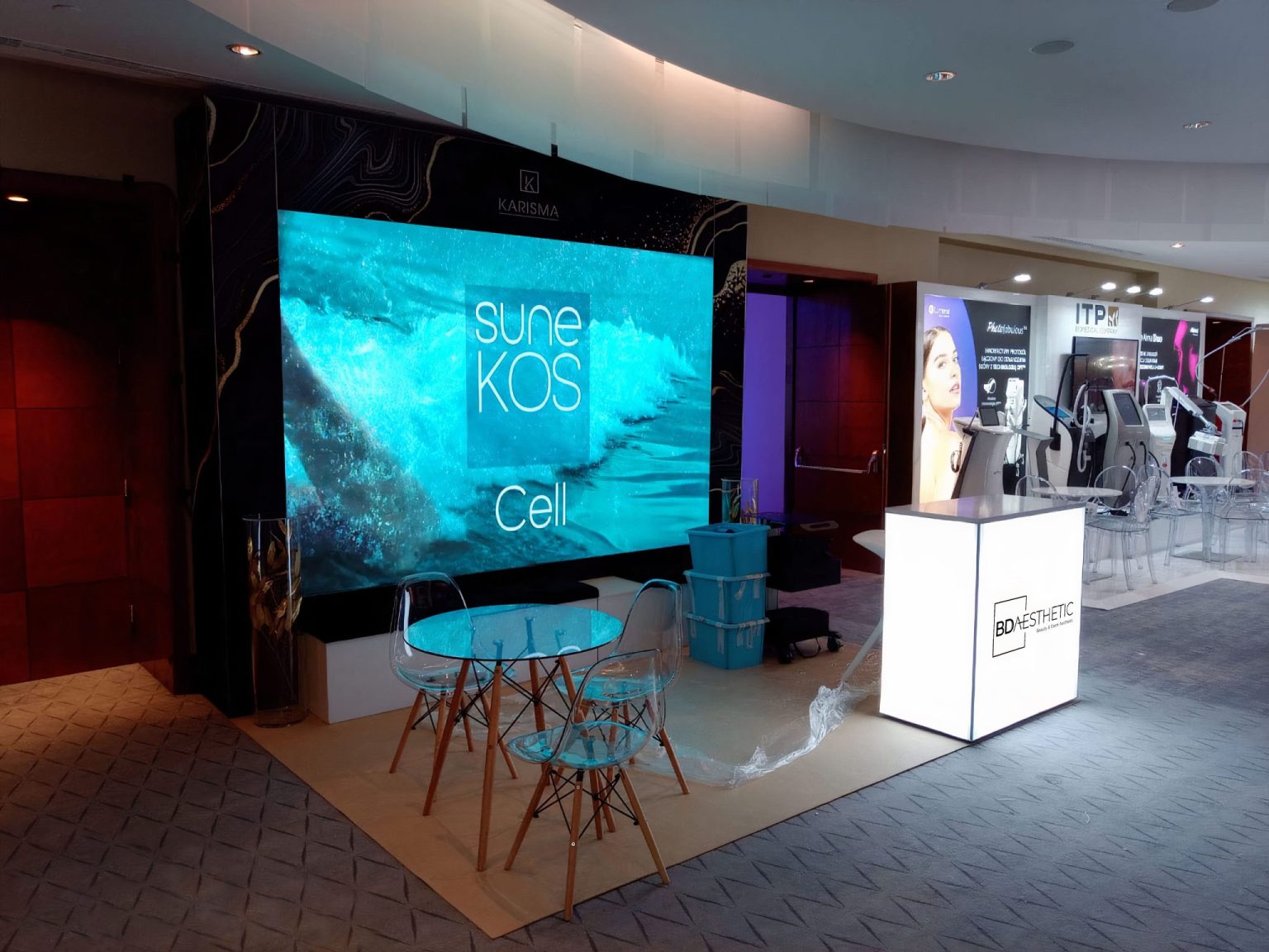 ekran LED na stoisku branży beauty